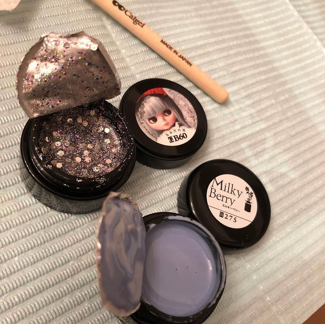 山下莉奈さんのインスタグラム写真 - (山下莉奈Instagram)「セルフネイルしました💅﻿ ﻿ いつもサロンで使ってるブライスとコラボの﻿ キラキラをネットで発見して✨﻿ （と、思ったらちょっと違う色だった笑）﻿ ﻿ ﻿ やっぱりこのラメは可愛いくてすき❤️﻿ #なみだの池　だよ✨﻿ ﻿ 満足です☺️💕﻿ ﻿ 水色はフットに💕﻿ ﻿ ﻿ 因みにこのラメと水色はプリジェル。﻿ 同じソフトジェルでもちょっと硬めな﻿ 仕上がりでオフするのも少し大変だなと﻿ 感じてたのでベースとトップのクリアジェルは﻿ 柔らかめなカルジェルを使っています♪﻿ ﻿ 比較的カルジェルはオフしやすいので﻿ サンドしてみました👍﻿ ﻿ #ブライス　#プリジェル　#カルジェル　#セルフネイル　#りなのつめ」4月30日 13時36分 - rinayamashita