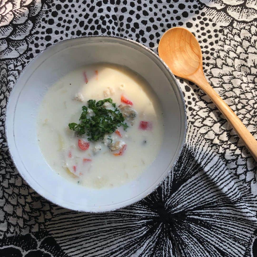MAQUIA ONLINEさんのインスタグラム写真 - (MAQUIA ONLINEInstagram)「【簡単おいしい😋レンチン美容スープ】 ・ 朝も昼も夜も。人生で一番料理してるかもしれない今。そろそろ己の拙い料理レシピのストックがつき始めてきたところで俄然助かっているのが、マキア６月号掲載の『Atsushiさんのレンチン美容スープ』です。 ・ 材料を切って耐熱ボウルに入れ、調味料と水分を加えてレンジでチンするだけの簡単さ。私のような料理初心者でも失敗しないし、毎日献立考えるのに疲れた…😔という方にも、味のバリエが豊富で、何より美味しい❣️のでオススメです。 ・ 誌面では、女性に不足しがちな鉄、葉酸、タンパク質、ビタミンA.C.Eが摂れる12レシピを紹介しています。私は「鶏ひき肉とあさりの豆乳塩麹チャウダー」をランチに頂きます🥄編集R ・ #マキア #maquia #おこもりレシピ #レンチンスープ ・ ★☆★☆ 現在、集英社の公式通販 ハッピープラスストアで「ファッション誌送料無料キャンペーン」を実施中。マキアもご購入頂けます。ぜひご利用ください。 ★☆★☆」4月30日 13時39分 - maquia.magazine