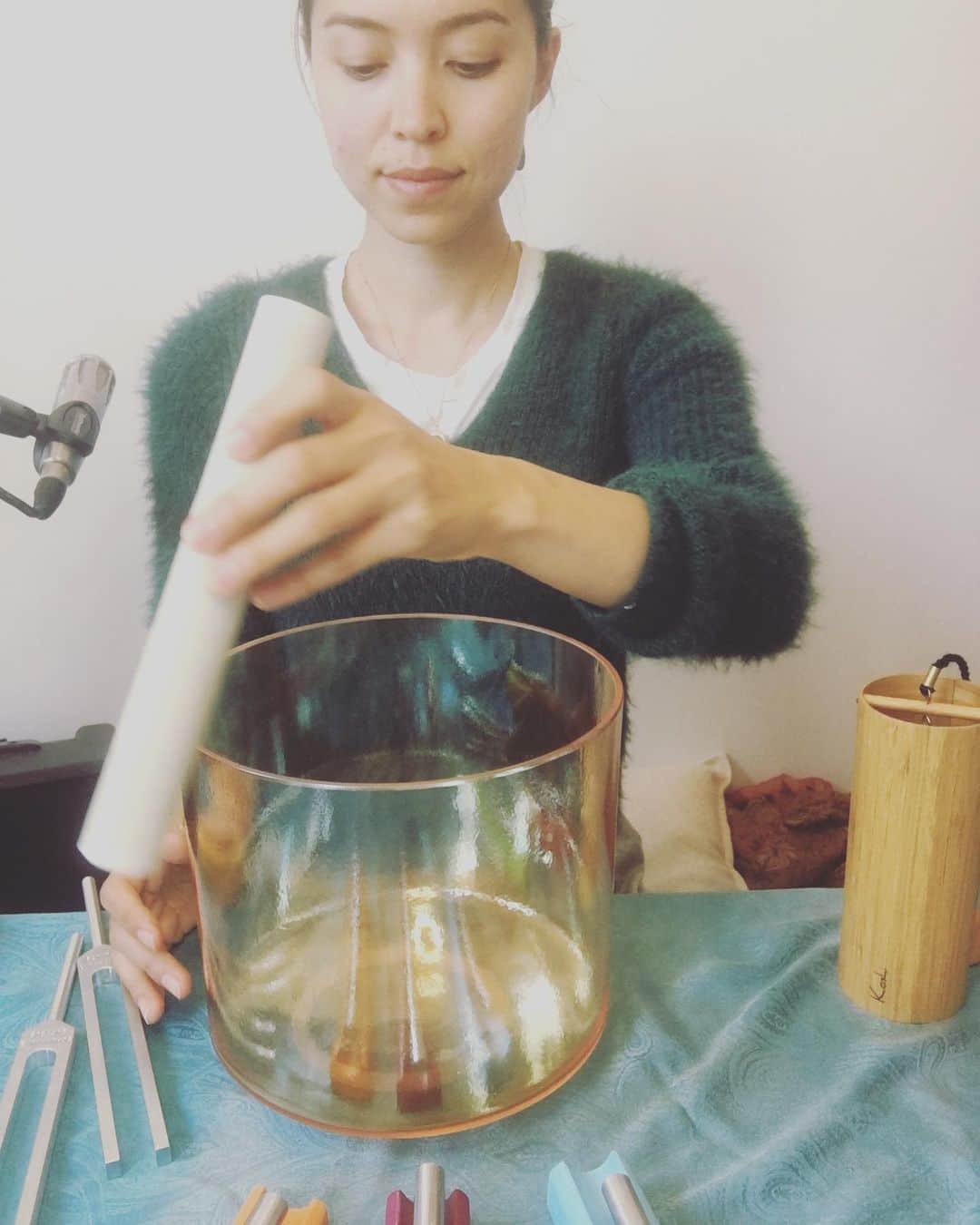 SHANTIさんのインスタグラム写真 - (SHANTIInstagram)「Online Sessions are open for Body Mind Spirit Meditation.  Access my English site from the link in Bio. Align your chakras, feel centered and grounded. Sound meditation is powerful. Using healing frequencies. Activate your inner essence. Relieve yourself from your stress bubble.  #energydetox  #meditation #soundhealingmeditation #spirituality #soundhealingtherapy #soundhealer」4月30日 13時45分 - shantimusic