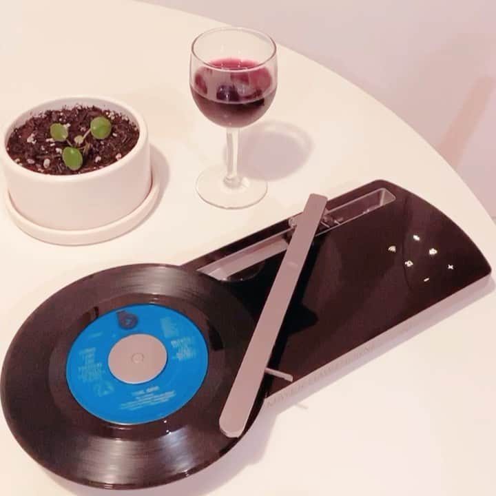 メイヤー・ホーソーンのインスタグラム：「Wine & Vinyl Hour is back Thursday evening. 6pm West Coast only on YouTube. Pour a cup and turn it up 🍷 Love to the fine folks at @coturn_official for letting me beta test the finest new turntable out.」