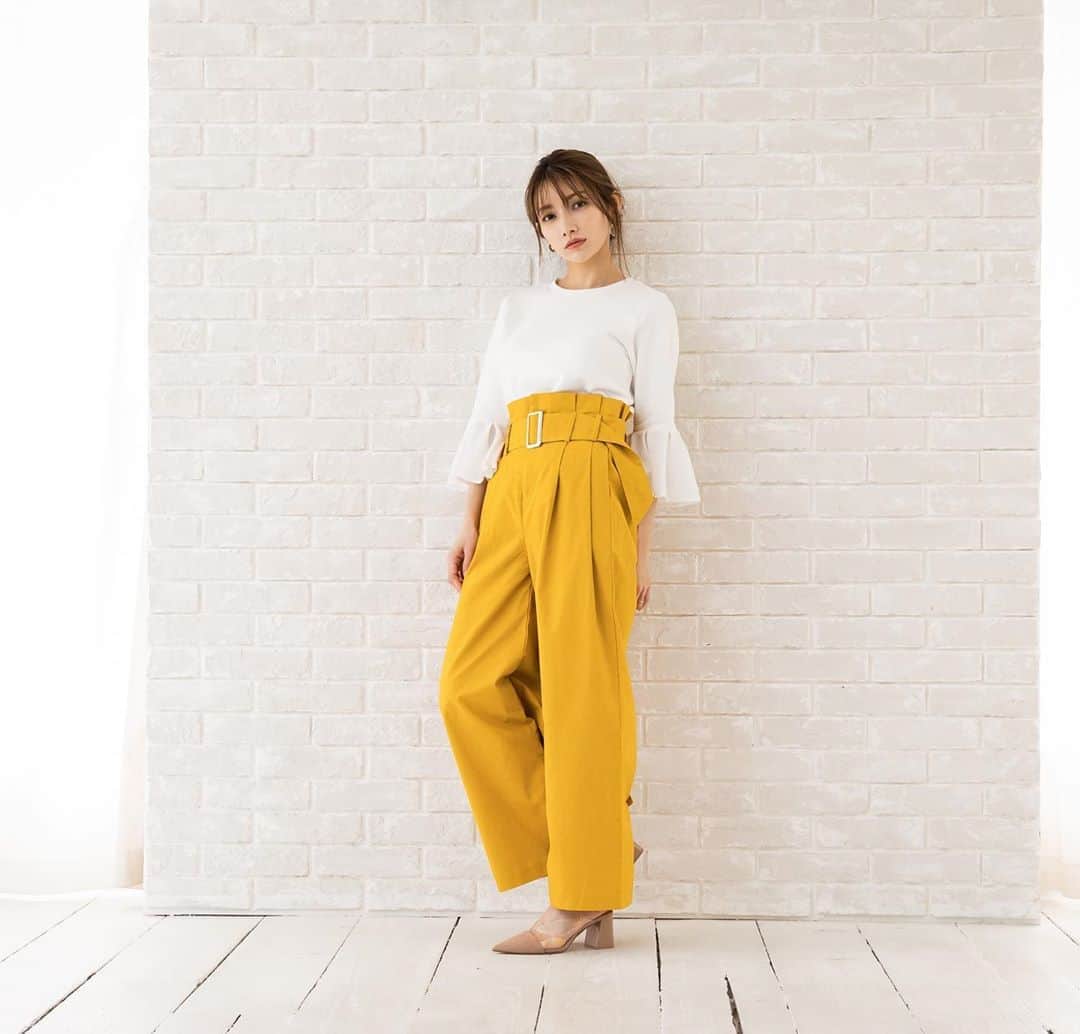 Jolie chambreのインスタグラム：「【pick up item♡】 ☑︎パンツ ハイウエスト ベルト付き ¥7,900+tax﻿ ﻿ ☑︎size M ☑︎color マスタード・カーキ・チャコールグレー (品番:yjc711-0207)﻿ ………………………………………﻿ ﻿ カジュアルなアイテムながらも ラフ過ぎない印象で 様々な着こなしにも取り入れていただけます✨ ﻿ ﻿ ………………………………………﻿ ﻿ 詳細ページは画像をタップでご覧頂けます🌷 プロフィールのURLからオフィシャルサイトでも ご購入可能です。  store→@joliechambre﻿ ﻿ ＿＿＿＿＿＿＿＿＿＿＿＿＿＿＿＿＿＿ produced by @joint_space × @goto_maki923  #joliechambre #後藤真希 #真希コーデ #coordinate #ootd #springfashion #js_fashion #fashion #2020ss #春服 #大人カジュアル #大人シンプル #大人コーデ #ファッション #コーディネート #コーデ #ファッション部 #ファッションアイテム #アパレル #カジュアルコーデ #カジュアルファッション #ママコーデ #春夏コーデ #春ファッション #お家コーデ #ご近所コーデ #おうち時間 #おうち」