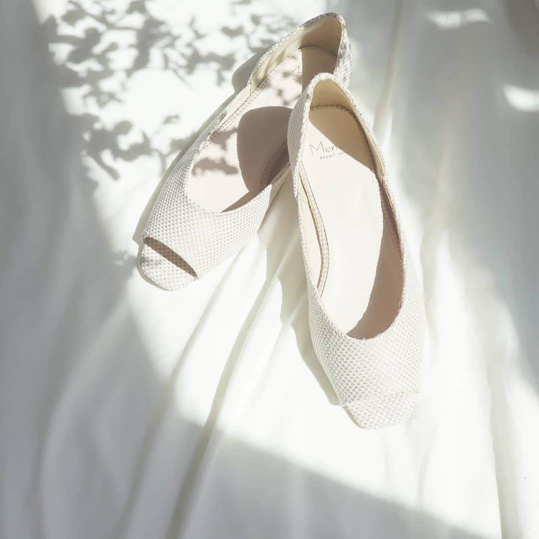Eri Satoのインスタグラム：「届いたばかりの アウトレットシューズのオープントゥフラットパンプス👡 @outletshoes_official @outletshoes_rakuten · 麻×箔プリントみたいな感じの生地で キレイめにもカジュアルにも使えるやつ！ 布なので防水スプレーしてから履きます。 · GWにお出掛け出来ないなんて悲しいなーって思うけど、毎年実家ぐらいしか行ってないわ笑 夏は地元の友達にも会いたいなぁ···☺️ · #outletshoes_life #アウトレットシューズ#楽天 #fashion#ootd#outfit#code#coordinate#ママコーデ#くつ#locari#ママファッション #春靴#カジュアル#お洒落さんと繋がりたい#靴#はきやすい#歩きやすい#シューズ#足元#大人女子#大人カジュアル#サンダル#シューズ#靴コーデ」