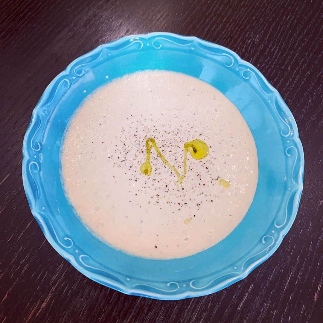 青田典子さんのインスタグラム写真 - (青田典子Instagram)「ヨーグルトの冷製スープ作りました♡ 作り方はとても簡単！ ヨーグルトに刻んだトマト🍅を入れて 塩、胡椒したらミキサーで1〜2分混ぜたら出来上がり。 お皿に盛ったら、胡椒、そしてオリーブをかけてください〜 今回はトマトの他に、ブロッコリーの茎の部分と アボガドも少しいれました🥦🥑 栄養価も高いし、とても美味しいので 試してみてね^ ^ オリーブで「N」て描いてみたんだけど見えるかな〜？✨」4月30日 13時59分 - norikoaota