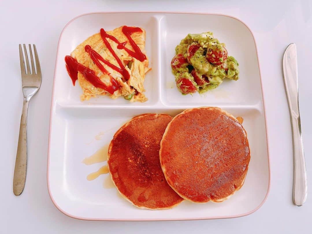 吉田朱里さんのインスタグラム写真 - (吉田朱里Instagram)「今日のブランチ🍳🥞🍴 . 冷蔵庫にあるもので🍅🥑🥚🥞 . アボカド、プチトマト、クリームチーズを、オリーブオイル、ブラックペッパー、塩、ニンニクチューブで あえたら美味しかった！！ . オムレツはアスパラとチーズで！ . パンケーキはスーパーにある チンしたら食べれるやつ。笑 バターでさっくり焼きました！ . 1日2食、しっかり栄養バランス考えてお腹いっぱい食べてますが 去年の夏の痩せてた時の体重に戻りました！ . もともと外食が多かったので たくさんお水飲んで、デトックスして、ちゃんと自炊して、早い時間に夜ご飯食べて、しっかり睡眠とって、軽い運動してるとちゃんと痩せるんだなってこの歳になってやっと気づいた。笑笑 . 絶対そんなの嘘って思って偏食極めてた過去の自分に反省してます。。 . アイスとかデザートとかも夕方くらいにちゃんと食べてますよ！ . この生活もしばらく続きそうだから このまま高1の時の体重まで落とせるように頑張ろうと思います！ . 外出できるようになったら 可愛いお洋服たくさん着るんだ〜！ . #ダイエット　#自炊　#ブランチ」4月30日 14時10分 - _yoshida_akari