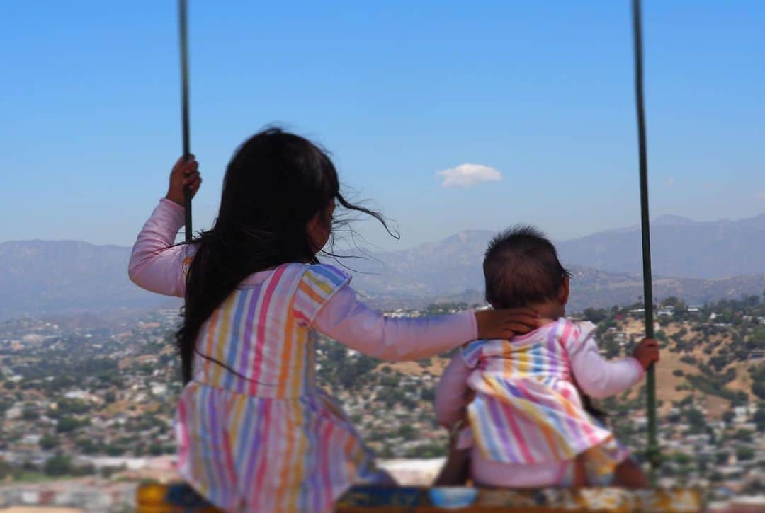 林真唯さんのインスタグラム写真 - (林真唯Instagram)「One year ago this little angel blessed my life. She is the definition of pure joy since the day she was born. Every day with you is the best day of my life. Happy birthday to my little angel. can't wait to share more beautiful days with you. ♡ よく食べてよく笑う子でこんな時でも毎日楽しませてくれる🥳２人目は本当に早い！！！長女が遊んでくれるから本当手がかからなくてあっという間に大きくなっちゃったよー😢まだまだ赤ちゃんでいてほしいな〜 こんなママとパパで毎日大変だと思うけどこれからもよろしくね❤️ #mysocaldays #1stbirthday #sisters」4月30日 14時05分 - mysocaldays