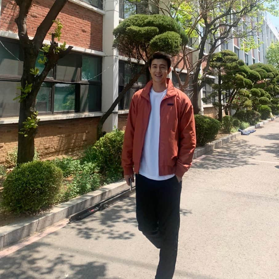 イ・ギウさんのインスタグラム写真 - (イ・ギウInstagram)「촬영장에도 봄이 왔군🌿 .. #촬영중 #봄샷 #기우리」4月30日 14時12分 - lee_kiwoo