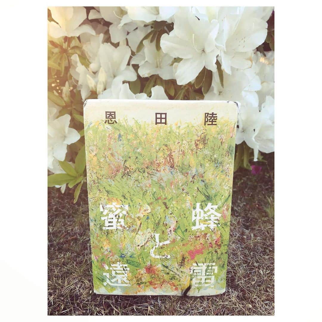 キタキマユさんのインスタグラム写真 - (キタキマユInstagram)「“7日間ブックカバーチャレンジ”﻿ #7daysbookcoverchallenge 📖✨﻿ ﻿ 大好きな旧友であり、映画監督でもある、甲斐さやかさん（@kaisayakaa）から、バトンが回ってきました🤲💕﻿ ﻿ Day 1.﻿ 【蜜蜂と遠雷】恩田陸﻿ ﻿ スタートは、もはや思い出深いこれしか浮かんで来なかった…﻿ 胸いっぱいに最後の1ページを閉じ、石川慶さんという、素晴らしい監督に出会わせてくれたご縁と、世界中の音楽家たちに感謝と敬愛を込めて🥰﻿ ﻿ ﻿ 本日、バトンを繋がせてもらうのは。﻿ 私がソニーミュージックにいた頃、同じレーベルにいた、KOHKIくん。（@lute_house_1929）﻿→Facebook参加です✨ 忘れもしない。﻿ レコーディングスタジオに遊びに行くと、彼は、オリジナルで拵えた不思議な楽器達を、地面いっぱいに広げている最中でした（笑）﻿ 天才って本当にいるんだ！って思いました。﻿ 彼は私の中で、この本に出てくる塵くんそのもの。﻿ いつか、彼の音楽の力を借りて、映画か演劇作品を一緒に創ることが、私の密やかな夢です🌸✨﻿ ﻿ #蜜蜂と遠雷﻿ #恩田陸﻿ #直木賞  #甲斐さやか﻿ #kohki﻿ #石川慶 ﻿ #好きな本を勝手にオススメする ﻿ #7日間ブックカバーチャレンジ﻿ #7daysbookcoverchallenge﻿ #kitakimayu #キタキマユ」4月30日 14時26分 - kitakimayu_official