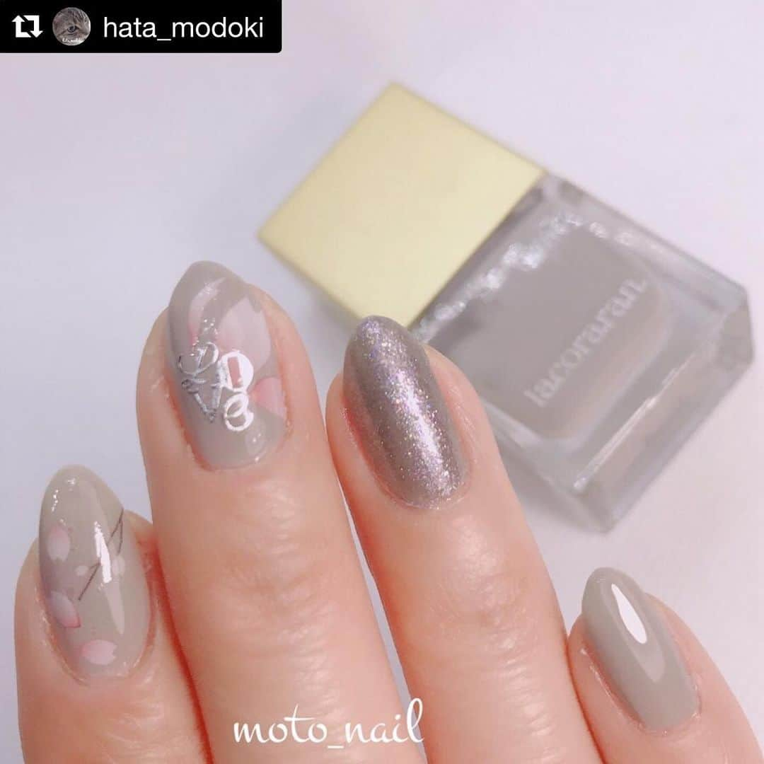 【PLANET NAIL（プラネット ネイル）】公式さんのインスタグラム写真 - (【PLANET NAIL（プラネット ネイル）】公式Instagram)「@hata_modoki さん PLANET NAIL Basic Line 2020年春の新色 PLB28 無限大コラプサー を使用したネイルアレンジのご紹介ありがとうございます💅 ・ #Repost @hata_modoki with @get_repost ・・・ お休みの。 引きこもり #桜ネイル🌸 ✴︎ ひとつ前に続き… 左右アシメの右手ネイル。 花曇り☁️ 桜の季節って曇りとか雨とか多いなぁ…って。 グレーベースの桜ネイル。 って‼️ 今日は雪まじりの雨…もぅ笑うしかない😂 ✴︎ 薬指には #無限大コラプサー を重ねてみた。 薄づきだからグレーベースでしっかり発色。 ✴︎ ネイルに左右差ありすぎて違和感すごい💦 月曜日からのネイルは何にしようかな🙄 ❣︎ @sizuku100 ・桜吹雪 @nailkoubou ・シルバーロゴシール ❣︎ 50💅 ❣︎ @lacoraran_ottopow #ブロングレー @planet.jp #PLB28 #無限大コラプサー ❣︎ #セルフネイル #selfnail #nailstagram #ポリッシュネイル #ネイル好きな人と繋がりたい #セルフネイラーさんと繋がりたい #セルフネイル部 #ロカリネイル #MERY #ディネット #私のTRILLpic #Nailpic #myreco #美爪目指す #下手だけど #好きなんだもん」4月30日 14時19分 - planet.jp