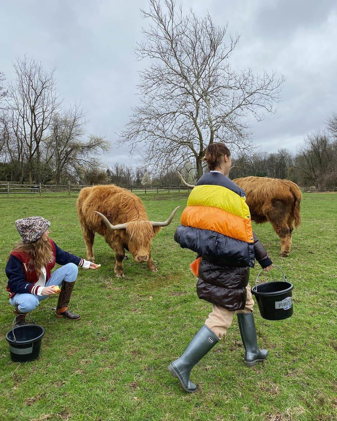 ジジ・ハディッドさんのインスタグラム写真 - (ジジ・ハディッドInstagram)「Postcard from Home for @voguemagazine ❤️ (++ getting the shot 😄) March 2020 @bellahadid」4月30日 5時26分 - gigihadid