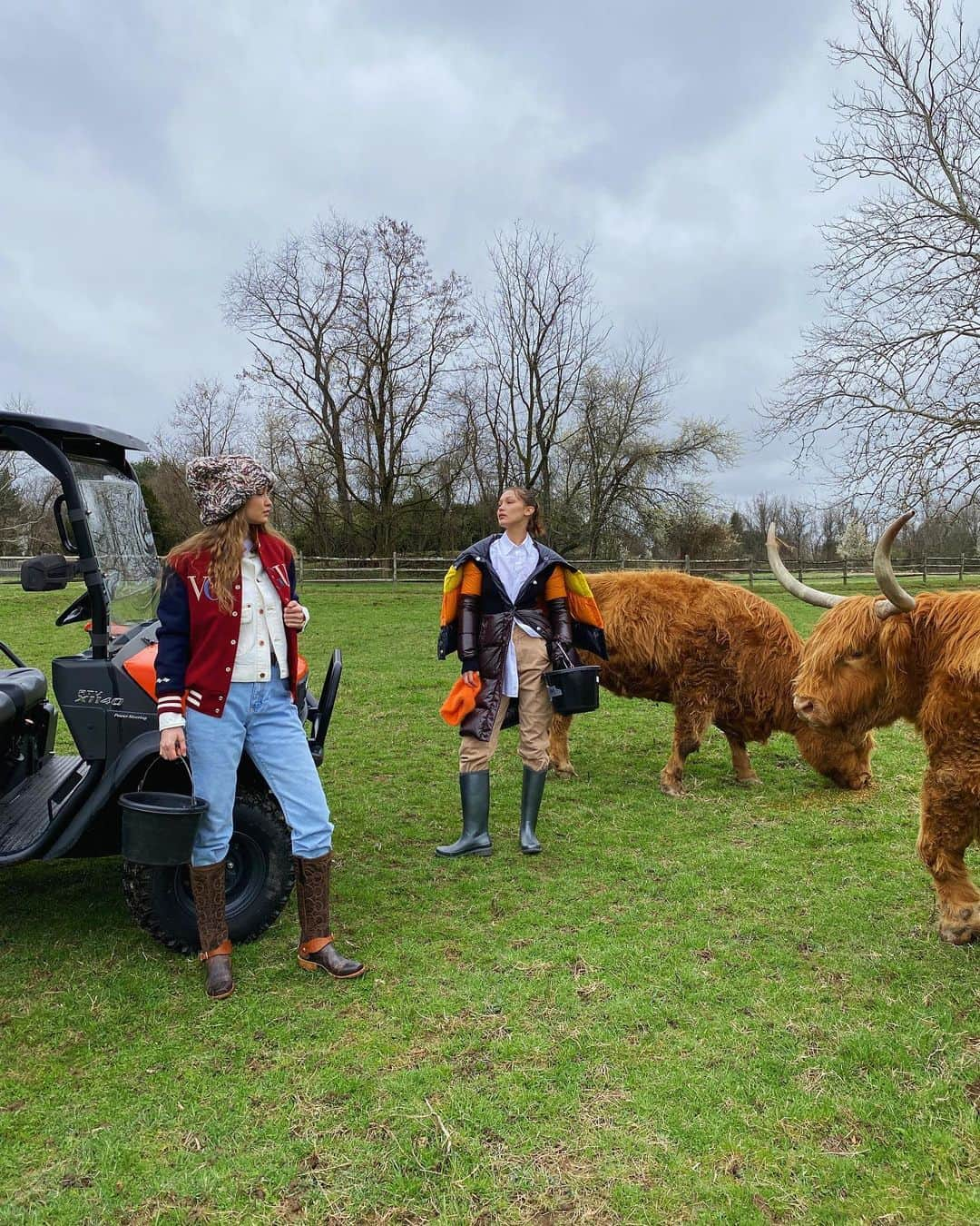 ジジ・ハディッドさんのインスタグラム写真 - (ジジ・ハディッドInstagram)「Postcard from Home for @voguemagazine ❤️ (++ getting the shot 😄) March 2020 @bellahadid」4月30日 5時26分 - gigihadid