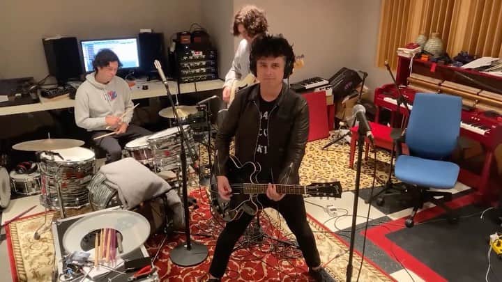 Green Dayのインスタグラム：「@billiejoearmstrong brought in the other big guns (@joeyarmstrong + @jakub) to perform I Think We’re Alone Now on @latelateshow」