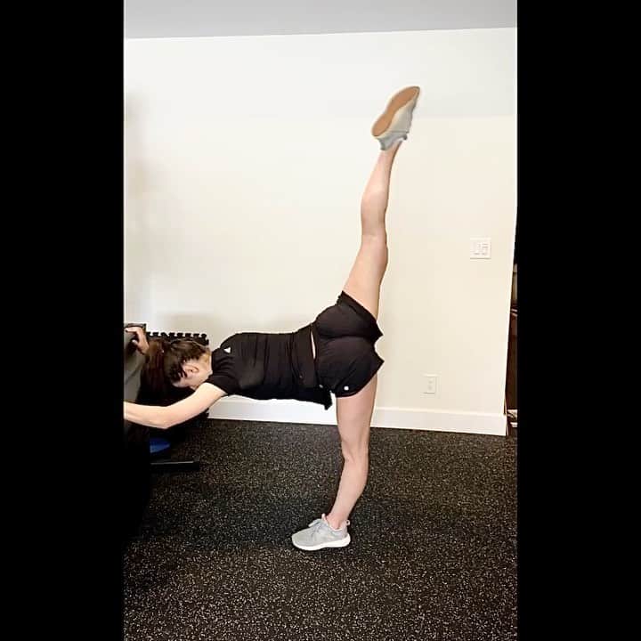 アリッサ・シズニーのインスタグラム：「In a hurry to work out? Try this 😉  Just kidding, this is only part of my quarantine workout. If you have been searching for off-ice training and still haven’t found enough ideas amongst all the amazing tips out there, here are a few more!  Warmup: * Leg swings forward and back (bent and straight) * Leg swings side to side (bent and straight) * Spiral/arabesque leg swings * Hip circles * Second position/wide leg squats * Airplane/single leg RDL * Y-spin position * Back bends * Beillmann position  Plyometrics: * jump rope (2 feet, 1 feet, alternating, and doubles) * 2 foot jumps (forward-backwards, side-to-side, and around the clock) * Repeat above on one foot * Quick feet exercises * Jump touch (clap feet together in air) * One foot big jumps * Single-rotation jumps (both directions!) * Single-rotation jumps with landing position (both directions!) * 1-1/2 rotation jumps, double rotation jumps, etc., etc. * Axel takeoff hops * Bell jump (axel takeoff, clap feet together in air) * Axels (try both directions!) * Double axel, etc. * Repeat takeoff hops and all other jumps and try both rotational directions! (I skipped all these on the video for the sake of time) * Big squat jumps * High-knee jumps  And stretch!  Don’t forget your strength training and cardio ! 🏋🏻‍♀️🏃🏻‍♀️ Stay safe, stay healthy! ❤️」