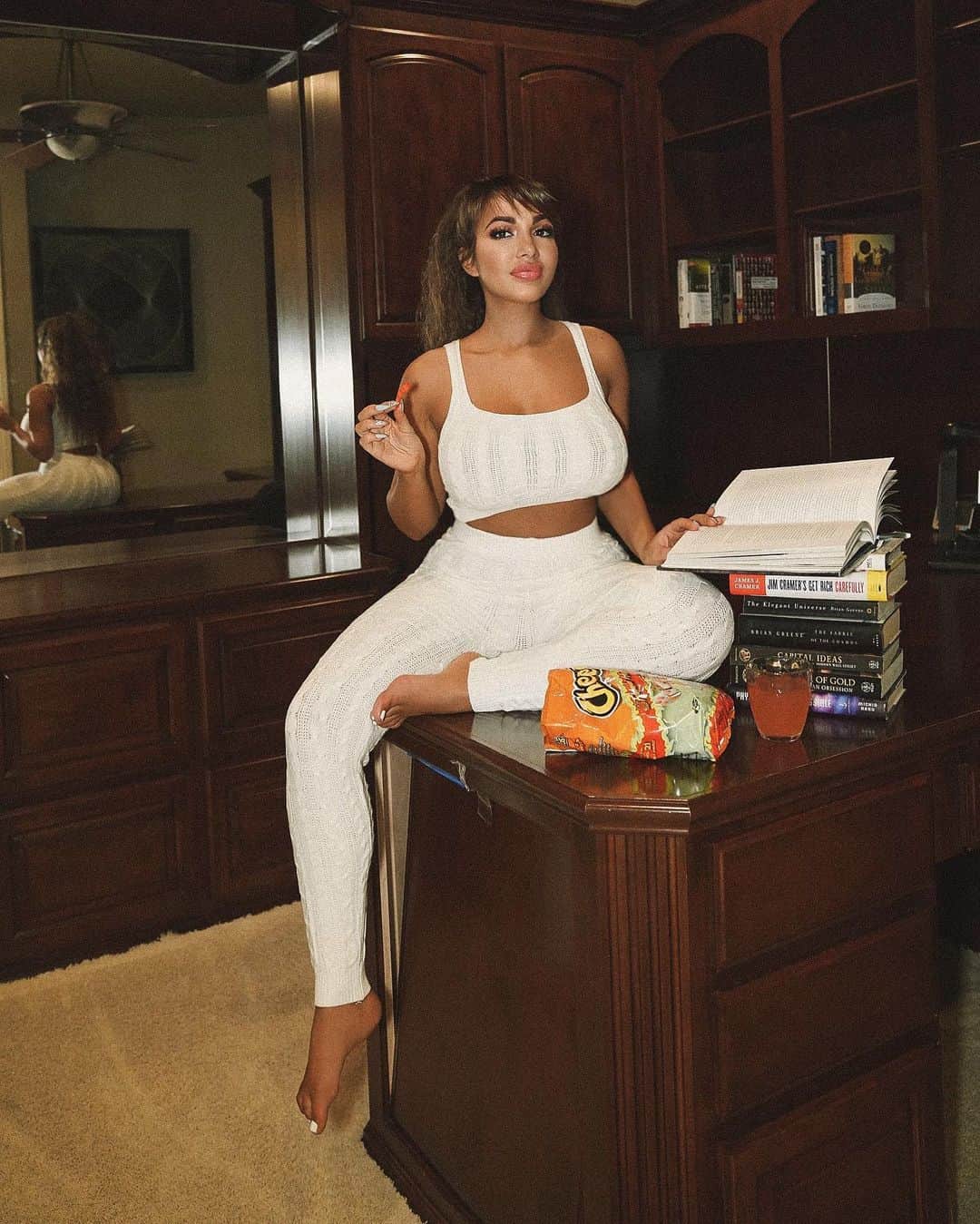 Aylen Aのインスタグラム：「@fashionnova ..My happy time 📚 fashionnovapartner  _ Search: “Regina Cable Knit Set - White”」