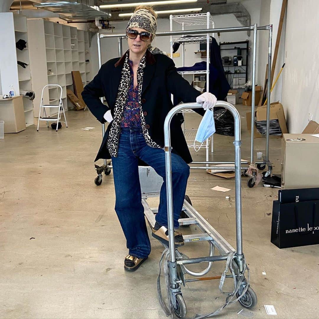 ナネットレポーのインスタグラム：「Every woman needs her own hand truck, it will never let you down! #staystrong」