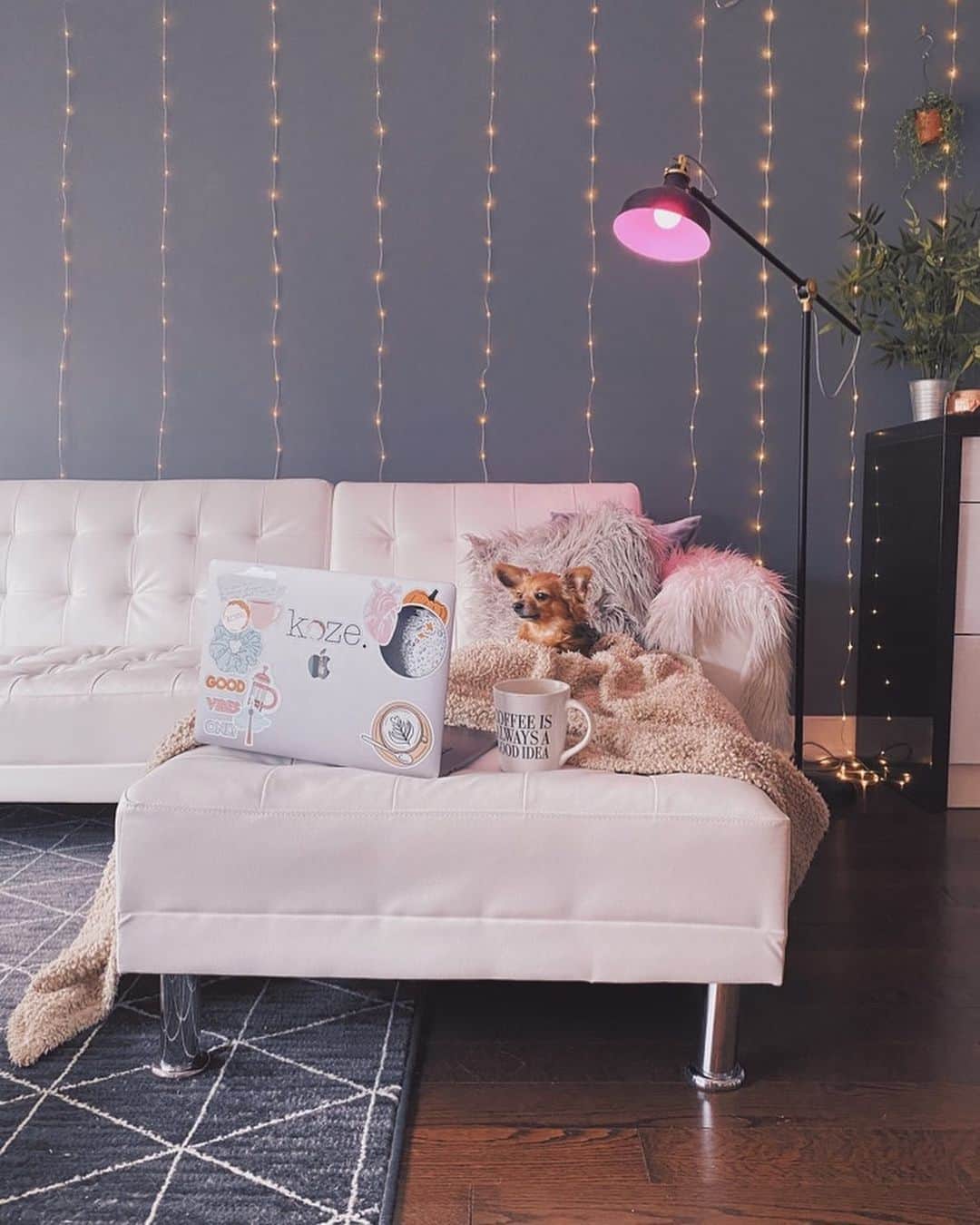 Kalyn Nicholsonのインスタグラム：「I asked him to give us his best “work from home” and “social distancing but make it comfy” look  Come tour our city townhouse in the latest upload! This tour will be the nostalgic virtual friend I turn to once I’m no longer living in this cozy little corner of the city ✨」