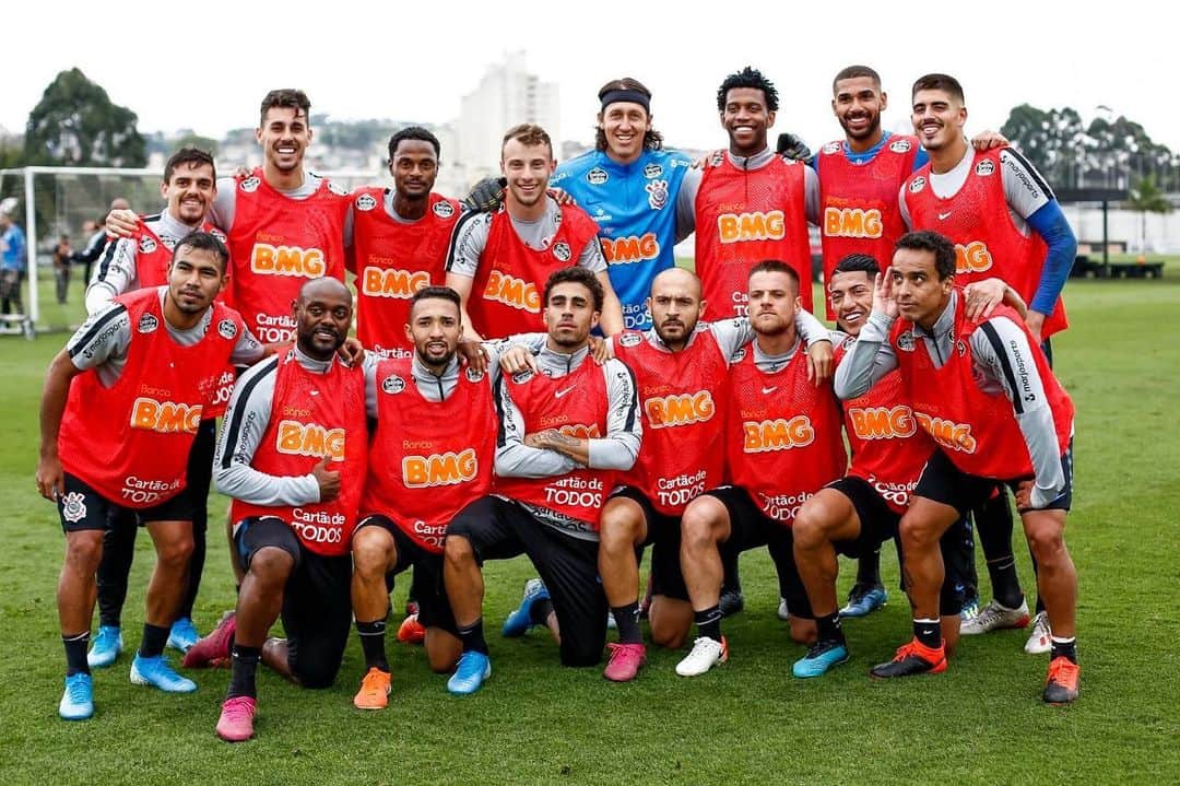 ダニーロ・フェルナンド・アベラールのインスタグラム：「Pra quem nao sabe, todo rachao o time de colete atropela. Ja nao é mais tradição ganhar, é lei! Hahaha diz ai meus guerreiros ! SAUDADE」