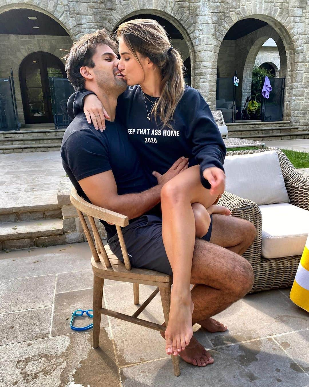 Jessie Jamesさんのインスタグラム写真 - (Jessie JamesInstagram)「And the award for the couple with the most unattractive feet goes to..... #bunionsarezexy #wheresyotoenailsbae?」4月30日 6時31分 - jessiejamesdecker