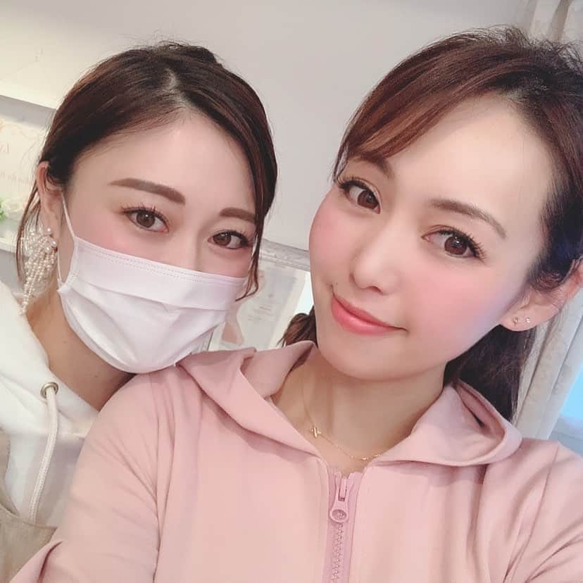 澤野井香里のインスタグラム：「4月も今日で終わりだけど、今月は京都から1歩も出なかった💦﻿ 幼稚園の休園も5/17まで延長になり、いつこのコロナは終わることやら。。。。﻿ 毎日マスク😷に除菌、免疫つけるために感染予防をしっかりしてとにかく身を守り、もし感染していたとしても他の人にうつさないようにしないと💧﻿ ﻿ いつもマツエクメンテナンスてお世話になってる @lycka_mm のサロンでは美容アイテムの他にも#ダチョウ抗体スプレー や#除菌アイテム が良心的なプライスでたくさん揃ってます♪﻿ ﻿ サロンに行けなくても郵送してくれるのがありがたい＞＜🙏 ﻿ ﻿ @little_lycka_umeda ﻿ @lycka_nishinomiya ﻿ @lycka_eyelash_este ﻿ ﻿ ナチュラルに仕上がって、目力を引き出しててくれるこちらの#フラットマットラッシュ ⭐️﻿ 落ち着いたらまたメンテナンスにも行きたいな＾＾﻿ ﻿ いつものオーダー✨﻿ 全体♦︎ピュアカール 10.11.12mm﻿ 目尻♦︎シャインカール 12mm﻿ 150本/お仕上げコーティング👁﻿ ﻿ 梅田・甲子園・三宮・心斎橋﻿ ご予約&お問い合わせ☎︎﻿ 西宮→0798-41-7572﻿ 神戸・大阪 →080-4240-6157 ﻿ ﻿ どこにも行けないGWだけど、充実したおうち時間になりますように♡﻿ ﻿ #ks_20✨ #ks_beauty✨　#リトルリッカ　#リトルリッカ梅田　#睫毛エクステ　#プライベートサロン　#大阪マツエク #マツエクデザイン」