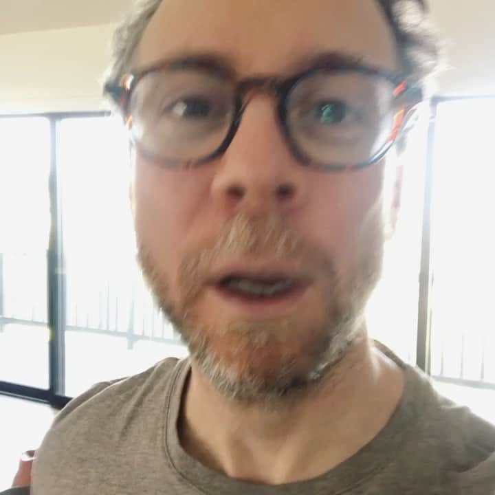 ケヴィン・サスマンのインスタグラム：「Hey, I’m gonna be reading over Zoom tomorrow (Thursday) at 1PM Pacific time! You can sign up for FREE at Afterschoolvillage.com」