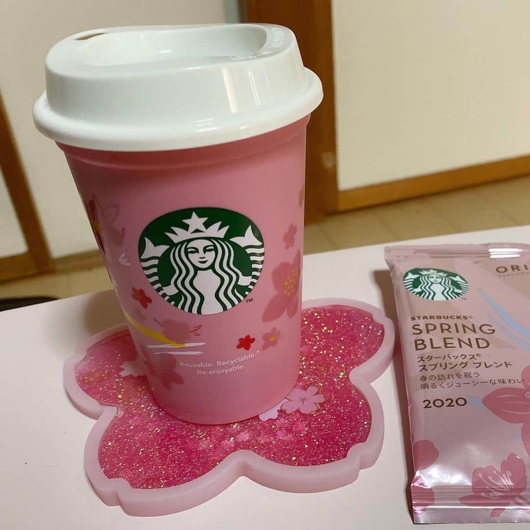 ジェマ・ルイーズさんのインスタグラム写真 - (ジェマ・ルイーズInstagram)「Coffee time ☕️ Cute Starbucks coaster gifted to me by lovely Miss Silver from Hong Kong🇭🇰🌸🐈」4月30日 6時53分 - gemmatokyo