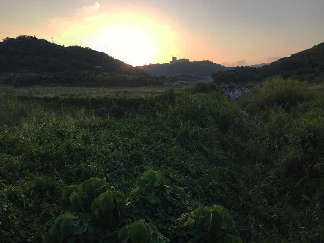 藤代冥砂さんのインスタグラム写真 - (藤代冥砂Instagram)「日ノ出まえ。 この時間は美しいな。 厳かな気持ちにさせてくれる。 ああ、美しい。  #日の出前  #1日の始まり」4月30日 6時54分 - meisafujishiro