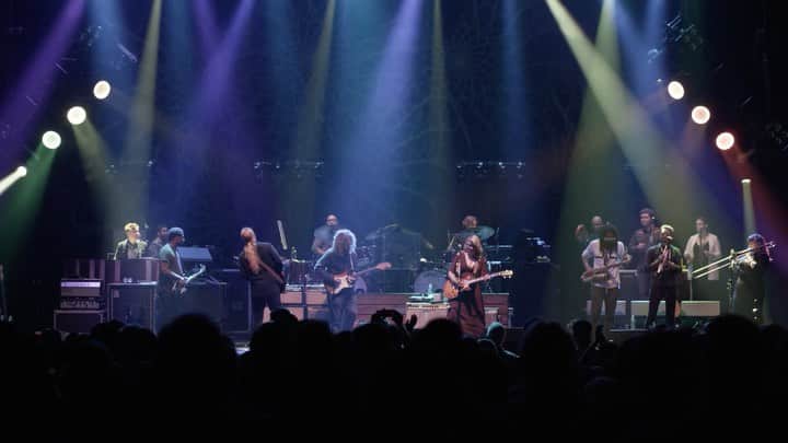 テデスキ・トラックス・バンドのインスタグラム：「This week on Swamp Family TV, we're going back to the @beacontheatre for TTB's October 4, 2019 concert. Every Beacon show has its highlights but this one has more than most: a first set full of rarities, a stellar stripped-down portion and a massive final hour of cranked and stretched out TTB classics. Tune in Thursday, April 30 at 8pm ET at Facebook.com/DerekAndSusan, Youtube.com/TTBFromTheRoad or nugs.tv for the full concert.  Through the course of these broadcasts, we've now raised over $25,000 to support emergency relief efforts among musicians and Americans at large. From the bottom of our hearts, thank you for your generosity! This week will benefit @givedirectly’s #Project100, a drive to grant $100,000,00 directly to 100,000 American families hit hardest by the pandemic. Thank you again for your support every week, and enjoy the show!」