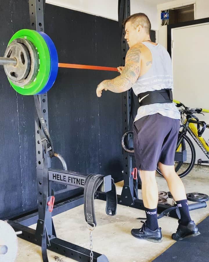 ザッキー・ヴェンジェンスのインスタグラム：「Moving on 👆🏻 #3rm #frontsquat #garagegym #oahu #greyhair #alltimelow #cantbe100ifyoureonlygiving95」