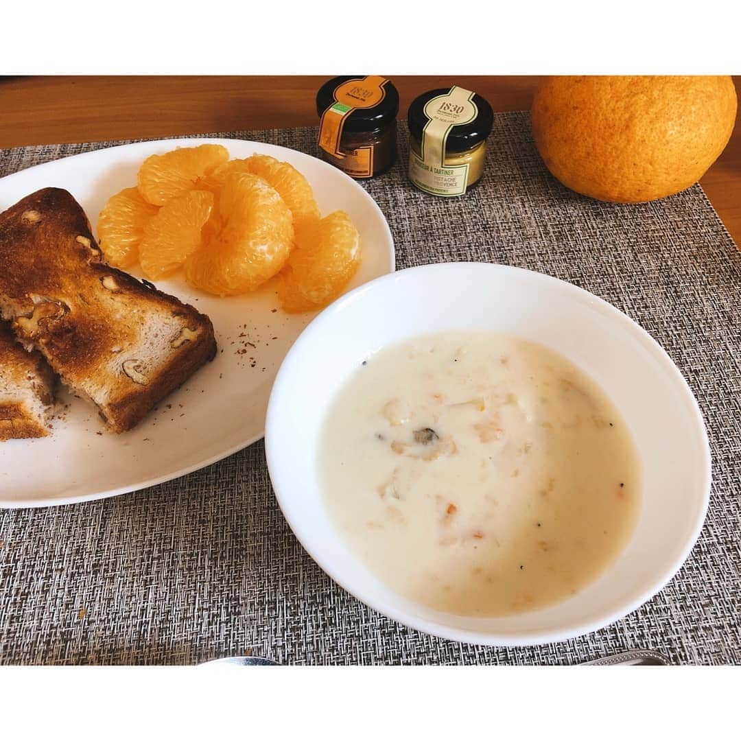 垰智子さんのインスタグラム写真 - (垰智子Instagram)「おはようございます☀ . 今日で4月も終わり、おうち時間も かなり慣れてきつつありますが、GWも自粛我慢張りましょうね😤 . 食べる事が楽しみの自粛中なので、@slcreations_official のクラムチャウダーで朝食もしっかりと食べて免疫力あげとかないとね♫ . 具がたくさん入っててとっても美味しいの♡ フルーツと胡桃のパンは実家から送られて来たもの☺ . みんなはおうち時間、どんな過ごし方してる？ . . #SLCreations #エスエルクリエーションズ #安心安全 #無添加 #食品宅配 #PR #ストックおかず #ストック買い #春休みの朝ごはん #おうち時間 #冷凍食品」4月30日 7時35分 - taotao_tomo