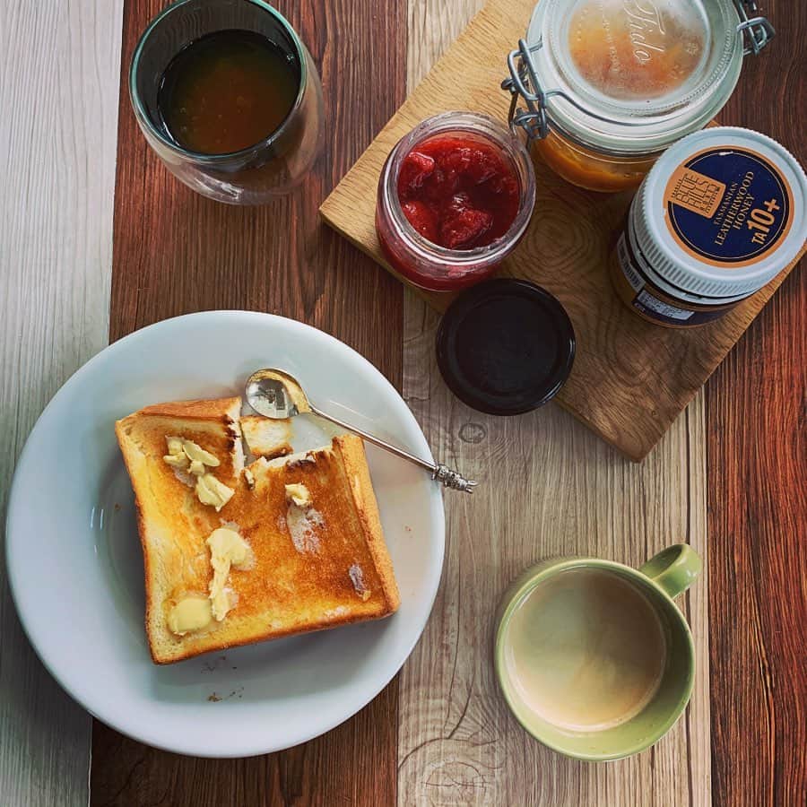 のインスタグラム：「#morning  トースト×バター×苺ジャム 子供の頃から好きな安定の組み合わせ。 ちょっと朝寝坊してゴロゴロしてたら 勝手にフレンチトーストを焼いて食べてた 犬おじさんの得意メニューが フレンチトーストとパンケーキという謎 しかも結構上手という更なる謎。  ということで 私はパンを焼いただけの朝ごはん #コンブチャも順調 はちみつはレザーウッドハニー 美味しくて抗菌力も高いTA10＋ #タスマニアレザーウッドハニー  ちなみにパンが少し欠けてるのは フレンチトースト用に1枚と少し使われたから この少しだけ足したのも謎 #いろいろ謎です  #でも勝手に作ってくれるのは良い #片付けまでしてあると完璧なのにねー ごろごろ寝坊と言っても7時台 エルマーとおじさんの朝は早い #早すぎ問題」