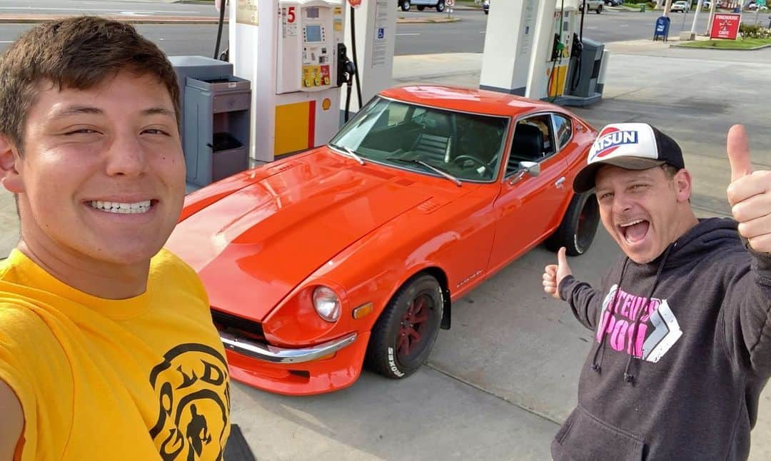 スティーブのインスタグラム：「The Datsun 240z father son DIY project is finally starting to run great and look good too!! I borrowed the Skylines wheels and tires fora little spin around town.  What do you think?  There is a lot of stuff still to do to this car and much more coming up Watch today’s new video. Link in profile. 本日のフェアレディZ S30 DIY プロジェクトは親子で快適ドライブをしてきました！ダットサンの調子メチャ良くなってきててますよ！！ 新作動画は今公開中！」