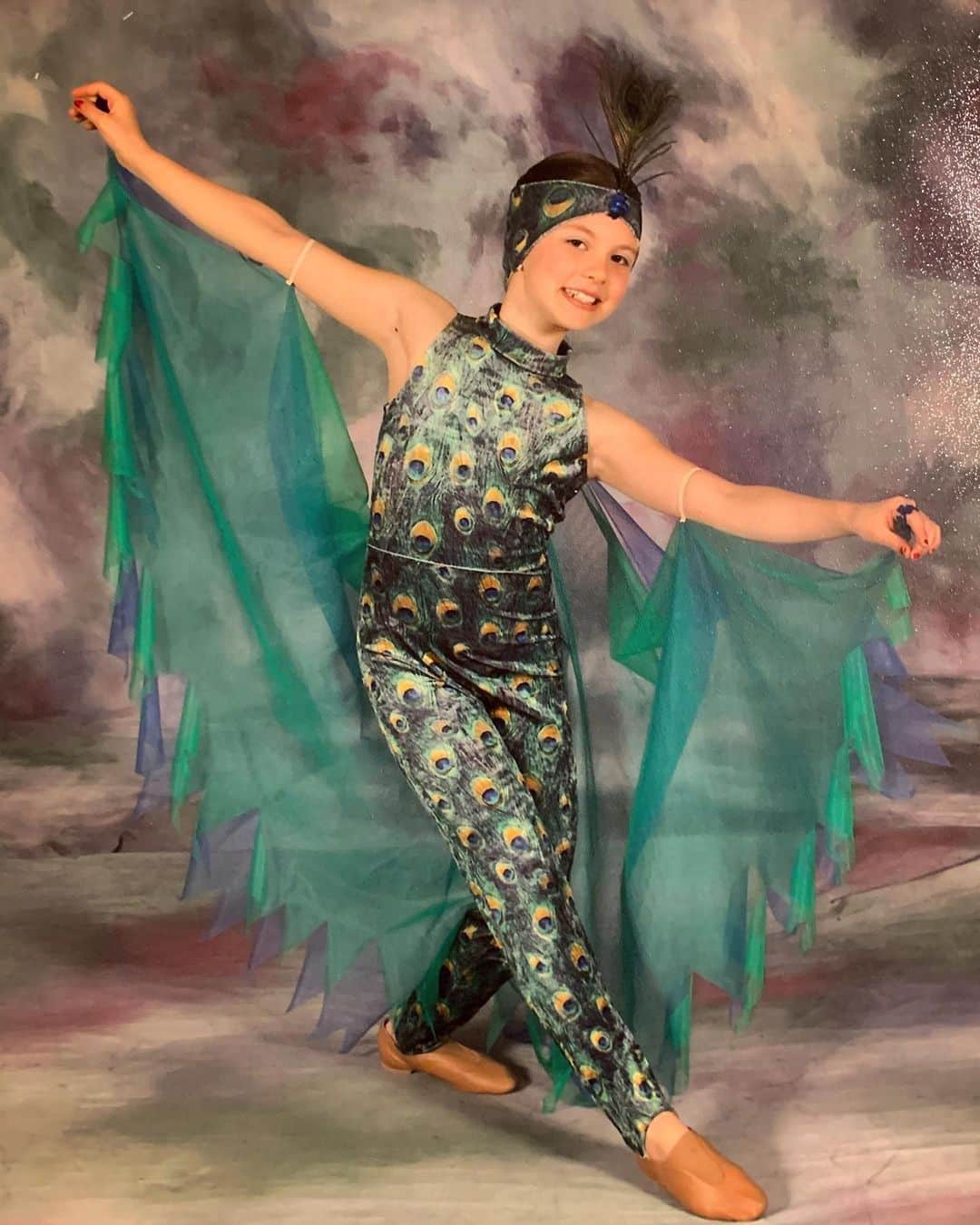 ケイトリン・ホワイエクさんのインスタグラム写真 - (ケイトリン・ホワイエクInstagram)「As a kid, I preferred to “fly” under the radar 🦚🤦🏻‍♀️ Happy #InternationalDanceDay !. . . #kaitlinhawayek #hawayekbaker #figureskating #icedance #iceskating #skate #skating #dance #dancer #dancers」4月30日 7時39分 - kait_hawayek