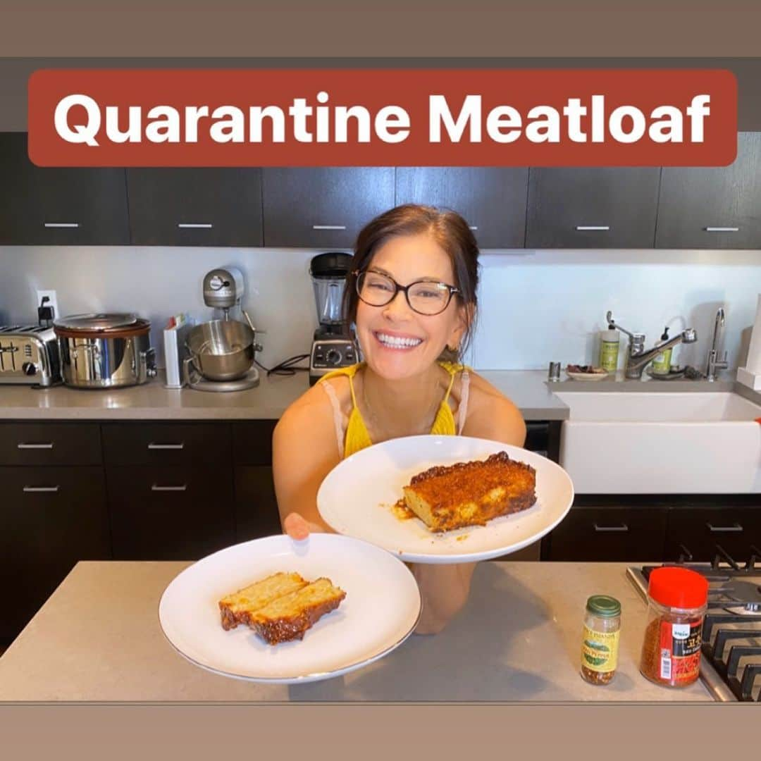 テリー・ハッチャーさんのインスタグラム写真 - (テリー・ハッチャーInstagram)「Hey guys, I’ve got a new YouTube video up today...I call it Quarantine meatloaf, I used ground turkey from my freezer, Apricot jam from my pantry, (dug deep for that one)and other frozen / leftovers..It was a medley of goodness that added up to a comforting dinner. Posting on Youtube Wednesdays from now on. Please check it out.  Link in bio」4月30日 8時02分 - officialterihatcher