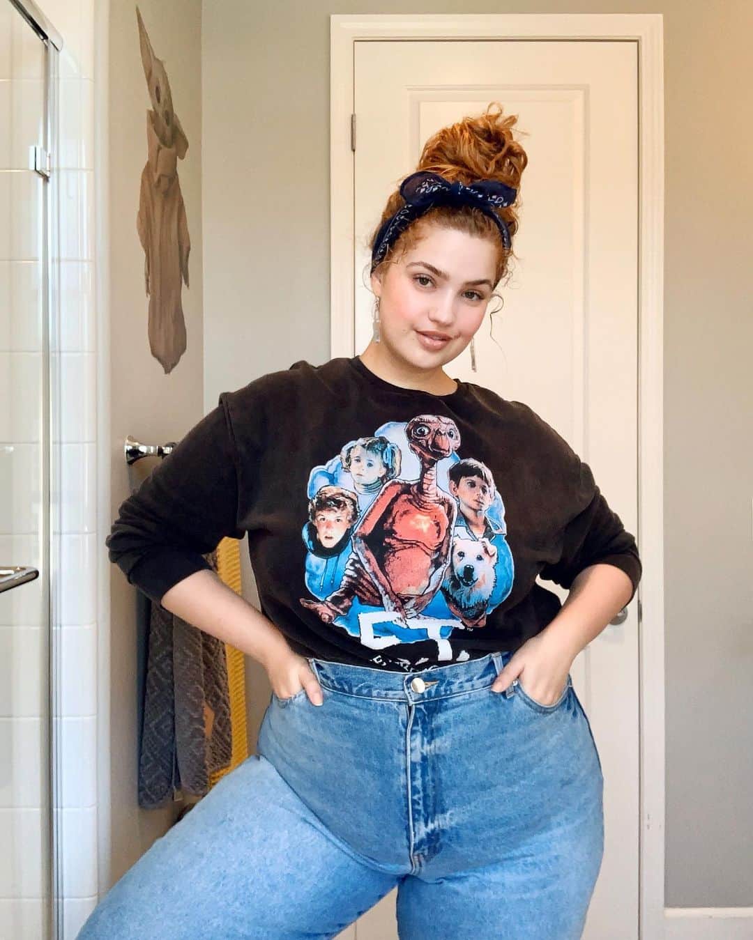 ブリー・キッシュのインスタグラム：「E.T. wanted me to let you guys know that he is changing his catchphrase from “phone home” to “stay home” 📞✨🚀」