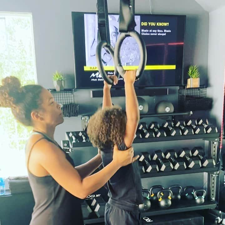ロックモンド・ダンバーのインスタグラム：「She gets it from her mama! @mayadunbar11 Let’s go with the toes to rings! Berkeley is a lil beast! #garagegym #kids #workout #quarantine #quarantinelife #mydaughter」