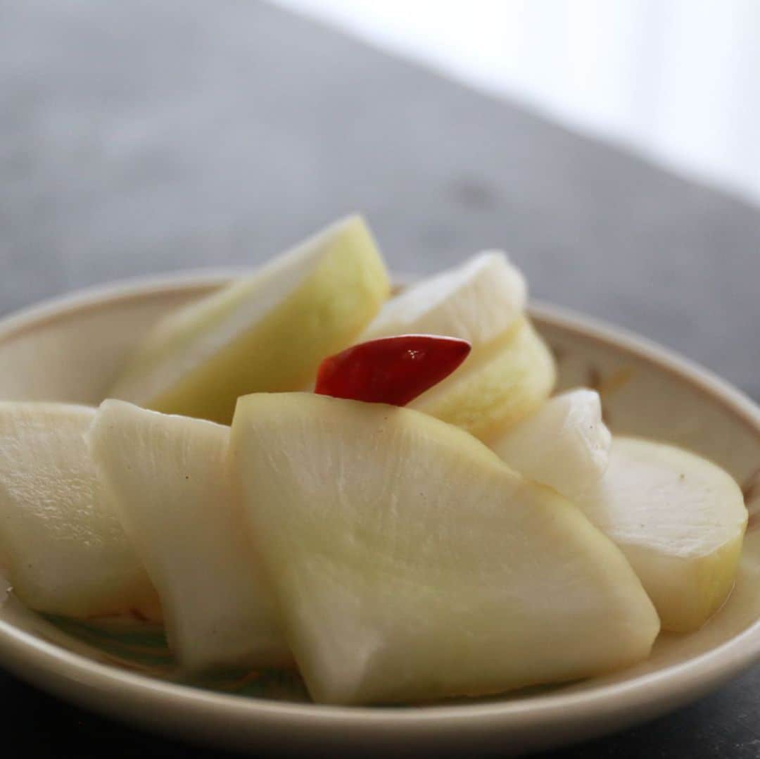 のインスタグラム：「大根のお漬物 材料 大根800g（1／2本） 砂糖20g 塩10g お酢30cc 鷹の爪1本 昆布1枚 ①大根を洗って水気を完全に拭き取りいちょう切りにする。好きな形で大丈夫です。 ②大根をポリ袋に入れ砂糖、塩、お酢、鷹の爪、昆布を入れる。昆布の角が袋を破りやすいので気をつけてください。（写真6枚目のように角を大根に突き刺すとすぐにしんなりしますよ😊） 軽く全体を混ぜたら口を縛って陽の当たらない室内に1時間くらい置いてしんなりしたら空気を抜いて（全体に味を染み込ませるために）一晩置いたら完成です。好みの味になったら冷蔵庫へ入れて５日くらいを目安に食べてください。 #おうち時間  #おうちごはん #吉本自宅劇場  #馬場ごはん」