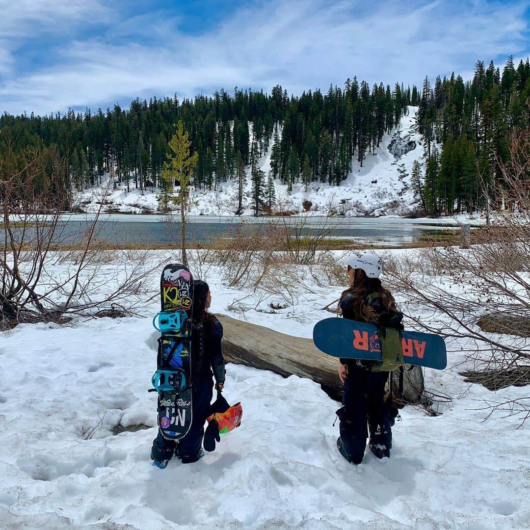 上田ユキエさんのインスタグラム写真 - (上田ユキエInstagram)「Friends. 🏂 #snowboarder #snowboarding #grom #9yearsold #mountainlife」4月30日 8時30分 - yukie_ueda