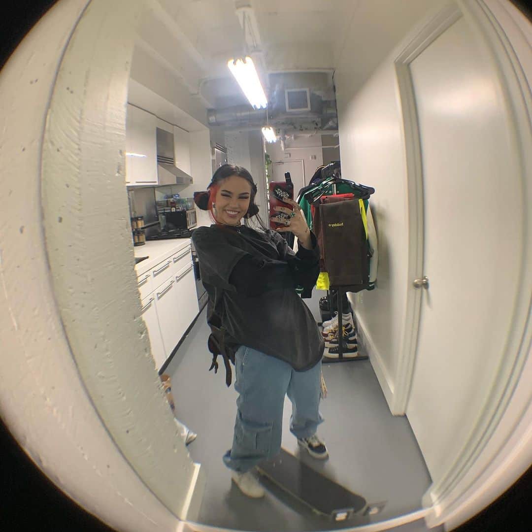 マギー・リンデマンのインスタグラム：「lol!」