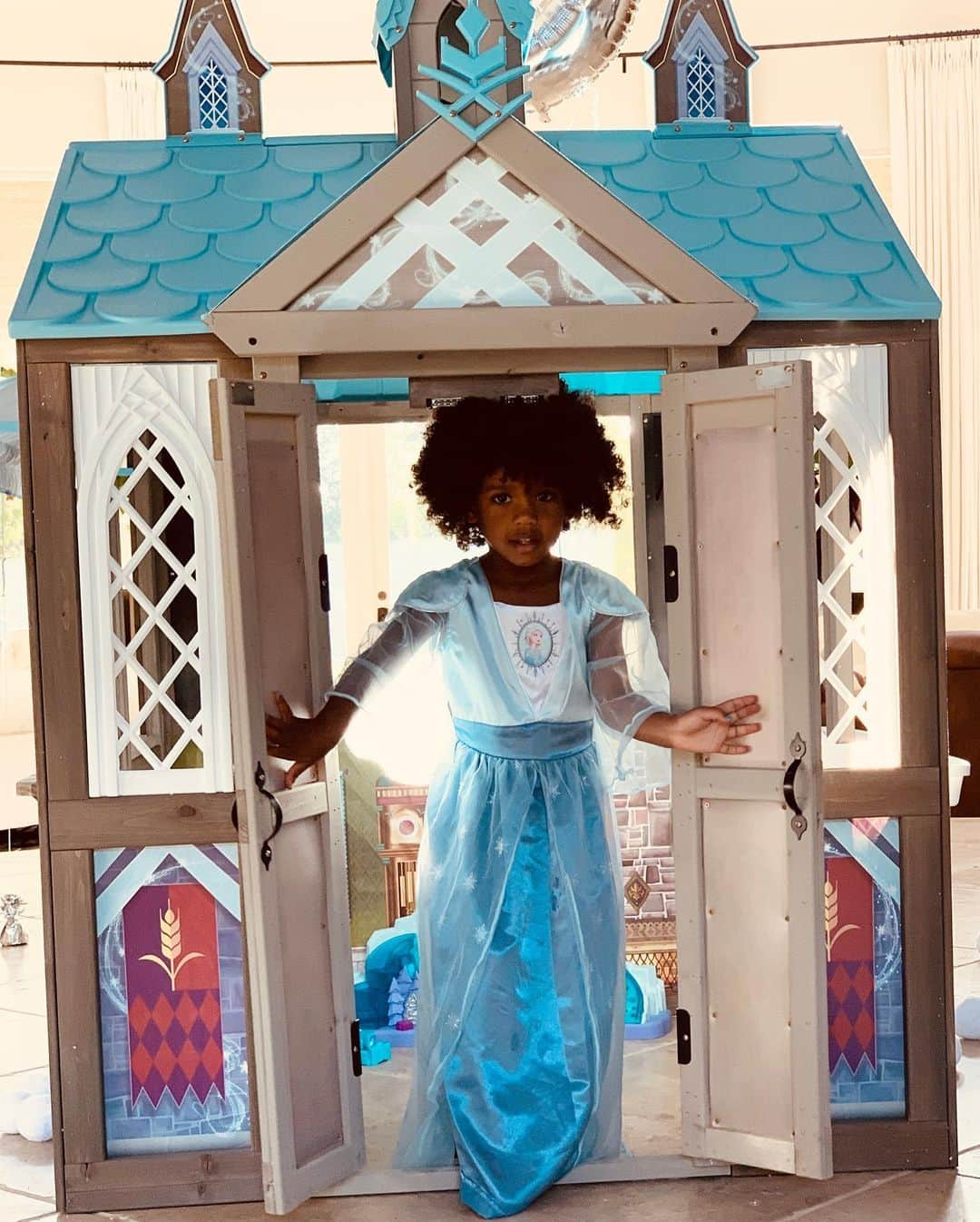 シアラさんのインスタグラム写真 - (シアラInstagram)「Ma Belle Princess Sienna was so Happy on her BDay. Her smile brings me so much Joy. #Quarantine #Birthday #Frozen 💕❄️」4月30日 8時43分 - ciara