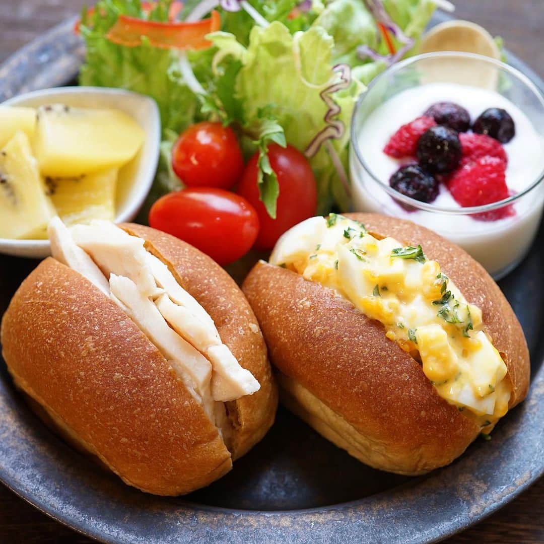 hirokoさんのインスタグラム写真 - (hirokoInstagram)「🌱2020.4.30（木）﻿ ✽.｡.:*・ﾟ #hiroponの朝ごはん ﻿ ﻿ #しっかり食べるダイエットごはん で#朝ごはん﻿ ﻿ 今朝は#ナチュラルローソン の#ブランパン﻿ 食べられると思ってサンド2つ作ったけど...﻿ 思った以上に多かった💦﻿ と言いながら食べちゃいました〜😋ﾌﾌ﻿ ﻿ menu📝﻿ ▪︎ #たまごサンド & #サラダチキンサンド﻿ ▪︎ 脂肪０砂糖不使用ヨーグルト（ﾌﾞﾙｰﾍﾞﾘｰ･ﾗｽﾞﾍﾞﾘｰ）﻿ ▪︎ グリーンサラダ・ミニトマト﻿ ▪︎ ゴールドキウイ﻿ ﻿ －360kcal－﻿ ⦿ タンパク質：29.4g ﻿ ⦿ 脂質：15.4g﻿ ⦿ 炭水化物：19.2g﻿ ﻿ さすが！ ブランパン👏🏻﻿ サンド2つ食べても糖質12g程度だわ〜﻿ ﻿ ﻿ ﻿ .........The end 🍽﻿ #hiroponのワンプレートごはん #PFCバランス #しっかり食べるダイエットごはん #ダイエットごはん #インスタフード #おうちごはん通信 #おうちごはんLover #くらしメイド #フーディーテーブル #マカロニメイト #デリミア #デリスタグラマー #バランスの良い食事 #てづくりごはん365 #うちのシェフ #ワンプレートごはん #おうち時間 #stayhome #snapdish #macaroni #locari_kitchen  #糖質オフ #lin_stagrammer ・」4月30日 8時53分 - hiropon0201