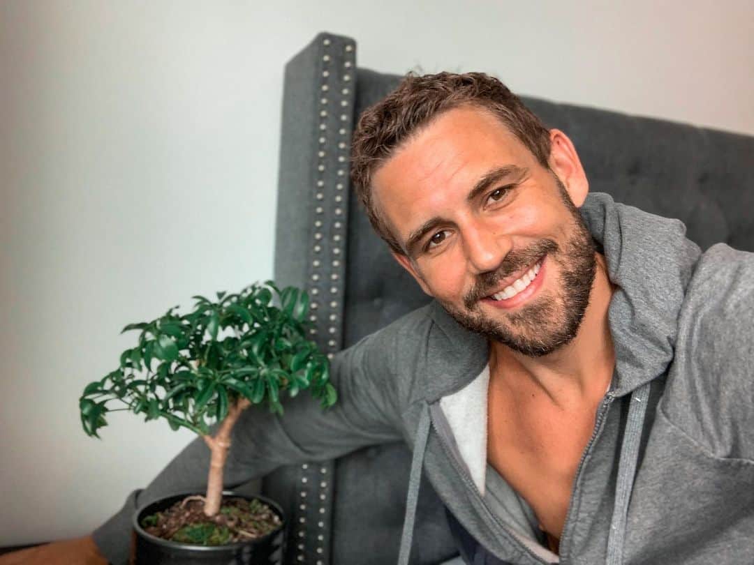 ニック・ビオールのインスタグラム：「Posted a lot of pics of just me lately...So here is a pic of me and a plant.」