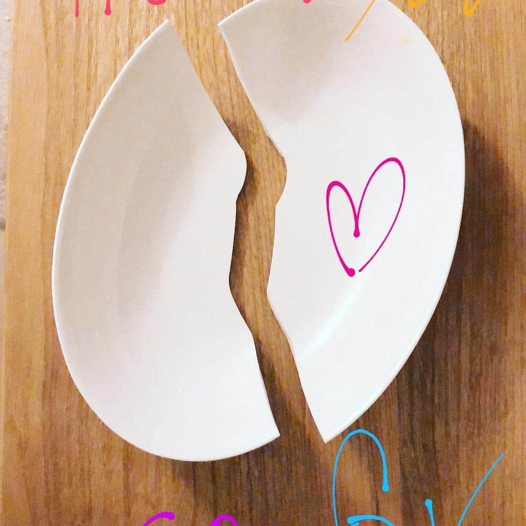 今井麻美さんのインスタグラム写真 - (今井麻美Instagram)「長年愛用していた、Francfrancの食器。 本当に音もなく割れていて 驚きました。 割とスタンダードなので、自粛が明けたら同じ物を買いに行こうかな。 もう一枚同じものがあるから その子は大事にしたいわ。  #今井麻美 #Francfranc #北斗神拳」4月30日 8時55分 - asamingosu516