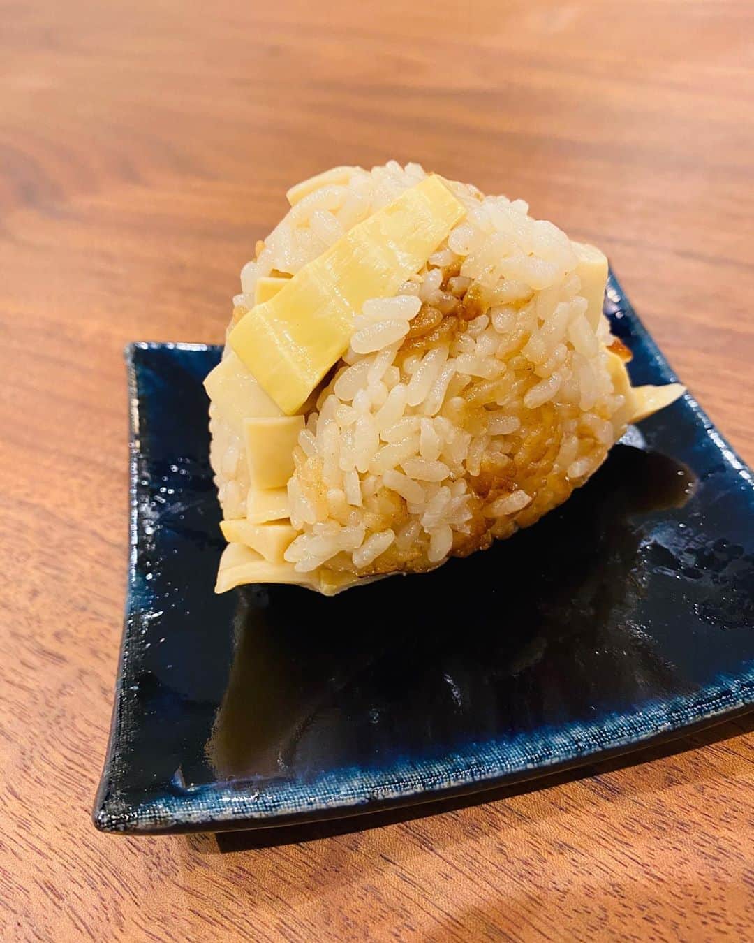 浅見れいなさんのインスタグラム写真 - (浅見れいなInstagram)「ユイカ　 @yuika_motokariya_official  から#祈るおむすびバトン が回ってきましたよー🍙 昨日竹の子ご飯だったのでおにぎりにして朝食べました😋 おにぎりと言えば、母の作る梅干しのおにぎりがすごく美味しいんだよなー。 なんでだろーね。なんて事ない梅干しおにぎりなんだけど、絶妙な塩加減とか握り方とか。 習得したいなー❤️ そんなこんなで私は 中村ゆり @yurinakamurawoori  野波麻帆 @mahononami  田中美保 @miho12tanaka  二ノ宮和佳子 @wakako.ninomiya  に回しまーす🍙🍙🍙 みんなお料理上手だから楽しみ😊 よろしく❤️」4月30日 8時56分 - reina_asami