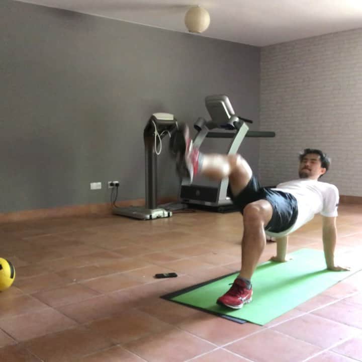 岡崎慎司のインスタグラム：「Training video day 36 #体を動かす #頭を動かして #いつまで続くかよりも今何をするかに全力でいたい みなさんとにかく毎日健康でいてください💪💪😊」