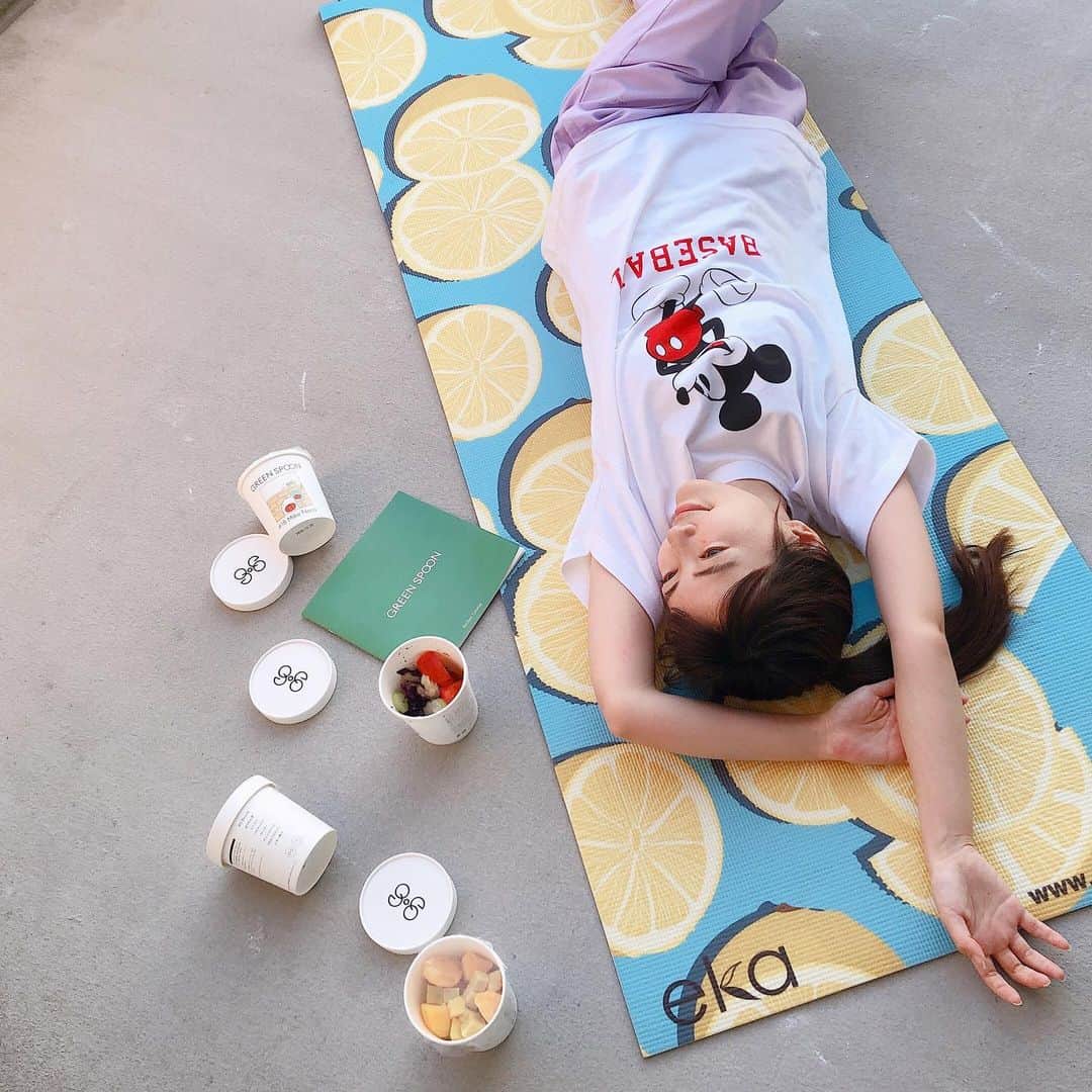 うえむらちかのインスタグラム：「#朝活 🧘‍♀️﻿ ﻿ ヨガマット﻿ @ekalosangelesjapan﻿ ﻿ が届いたので今日からベランダで #朝ヨガ 🧘‍♂️﻿ （広島はレモンが有名だからレモン柄を選んだよ🍋）﻿ ﻿ ﻿ 10分間身体を動かしたら﻿ ﻿ GREEN SPOONの﻿ パーソナルスムージーで朝食🥣﻿ @greenspoonjp﻿ ﻿ 疲れたとき。寝不足のとき。少し飲み過ぎたとき。﻿ ひとりひとりのカラダや生活に必要な栄養素を、﻿ 60種類以上の野菜やフルーツ・スーパーフードから配合し、自分だけの美味しいスムージーを届けてくれるんです🥑🍎﻿ ﻿ 作り方も﻿ 野菜や果物が入ったカップに﻿ 水か牛乳か豆乳をいれて﻿ ミキサーにかけるだけ🥛﻿ ﻿ 公式サイトからパーソナル診断を受けられるので﻿ 自分にぴったりのスムージーを﻿ 見つけてみてください💕﻿ ﻿ ﻿ 朝活きもちいー🌞✨﻿ ﻿ ﻿ #スムージー #スーパーフードスムージー #野菜生活 #スムージーレシピ #オーガニック #インナービューティー #美容と健康 #デトックス #クレンズ #体質改善 #パーソナルスムージー  #グリーンスプーン #greenspoon #pr #ヨガ #eka #ヨガマット #インスタ野球女子 #プロ野球 #ミッキー #ミッキーマウス #ディズニー #ディズニーグッズ #diseey #mickeymouse #おうち時間 #stayhome #カープ女子」