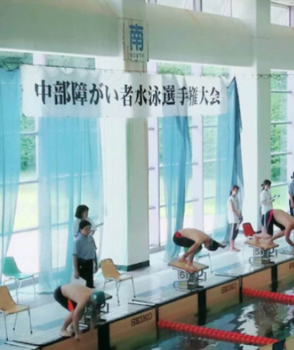 金子エミさんのインスタグラム写真 - (金子エミInstagram)「2020年7月5日 「中部障がい者水泳選手権大会」 新型コロナ感染防止のために中止が決定され発表がありました。  昨年、日本で初めて知的障がい者公式の水泳大会において ダウン症クラスが追加され🏊🏻‍♂️初代背泳ぎのチャンピオンを目指して頑張っていました。  カイト背泳ぎ50m ・背泳ぎ100m ・背泳ぎ200m 3つの優勝、目標でした三冠を頂き👑👑👑今年は2連覇を目指していました。 ・ ・ 10月に未だ開催予定である、世界ダウン症水泳トルコ大会🇹🇷前の唯一の試合だった為に、今後さらにモチベーションを保つ事が本当に難しい現状です。 ・ ・ 仕方ありませんが…残念ではあります。 今は新型コロナウイルスが世界中において、早く終息する事を心から願い、自粛生活を徹底するより他ありません。  ダウン症あるスイマー達と又　泳げる日を楽しみにしています。皆さん健康で過ごされていて下さい❤️🏊🏻‍♂️🏊🏻‍♀️❤️ ・ ・  #stayhome  #おうちで過ごそう  #医療従事者に感謝」4月30日 9時06分 - emikaneko1114