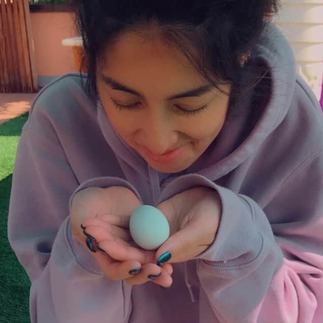 森泉さんのインスタグラム写真 - (森泉Instagram)「Her first egg 🥚✨ スーパーキレイなブルー色🤩まだ温かい〜💙 #arokana #アローカナ」4月30日 9時10分 - izumi.mori