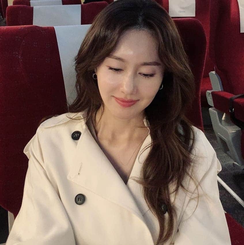 キム・ジスのインスタグラム：「사랑이든 일이든 그게 무엇이든 뜨거워지는것보다 중요한건, 지치지 않는것인것 같아요. 그리고..나의 부족함과 모자람을 채워가고 극복해 나가는 노력은 반드시 필요하지만 너무 자기학대를 하지는 않는것, 운명은 선택할 수 있다고 믿고 앞으로 행복한 선택만 하기위해 더 자주 내 마음을 들여다보고 나 자신에게 물어봐 주는것. 벌써 5월이 왔네요. 설레고싶어라... 보고싶었던 사람들을 봐야겠어요.」