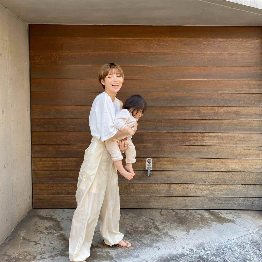 長谷川あやさんのインスタグラム写真 - (長谷川あやInstagram)「🐥🐥🐥#baby#mama#令和ベイビー#生後11ヶ月#0歳#赤ちゃんのいる生活#新米ママ#女の子ママ#小夏のいる生活 ・ ・ ・ あれだけ抱っこマンだったのに 最近抱っこ拒否がすごい😂🙌💦 （そのくせ眠いときだけは抱っこ攻撃！笑） ・ 自分の思うように動きたいらしい、、、👶← ・ 早く思いっきりお外で遊べる日がくるといいな✨」4月30日 14時39分 - ayasuke_0516