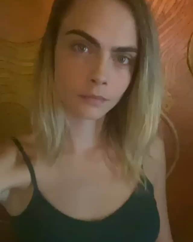 カーラ・デルヴィーニュのインスタグラム：「Text me!! +1.310.421.0894 / text button in my bio. Can't wait to hear from you! ❤」