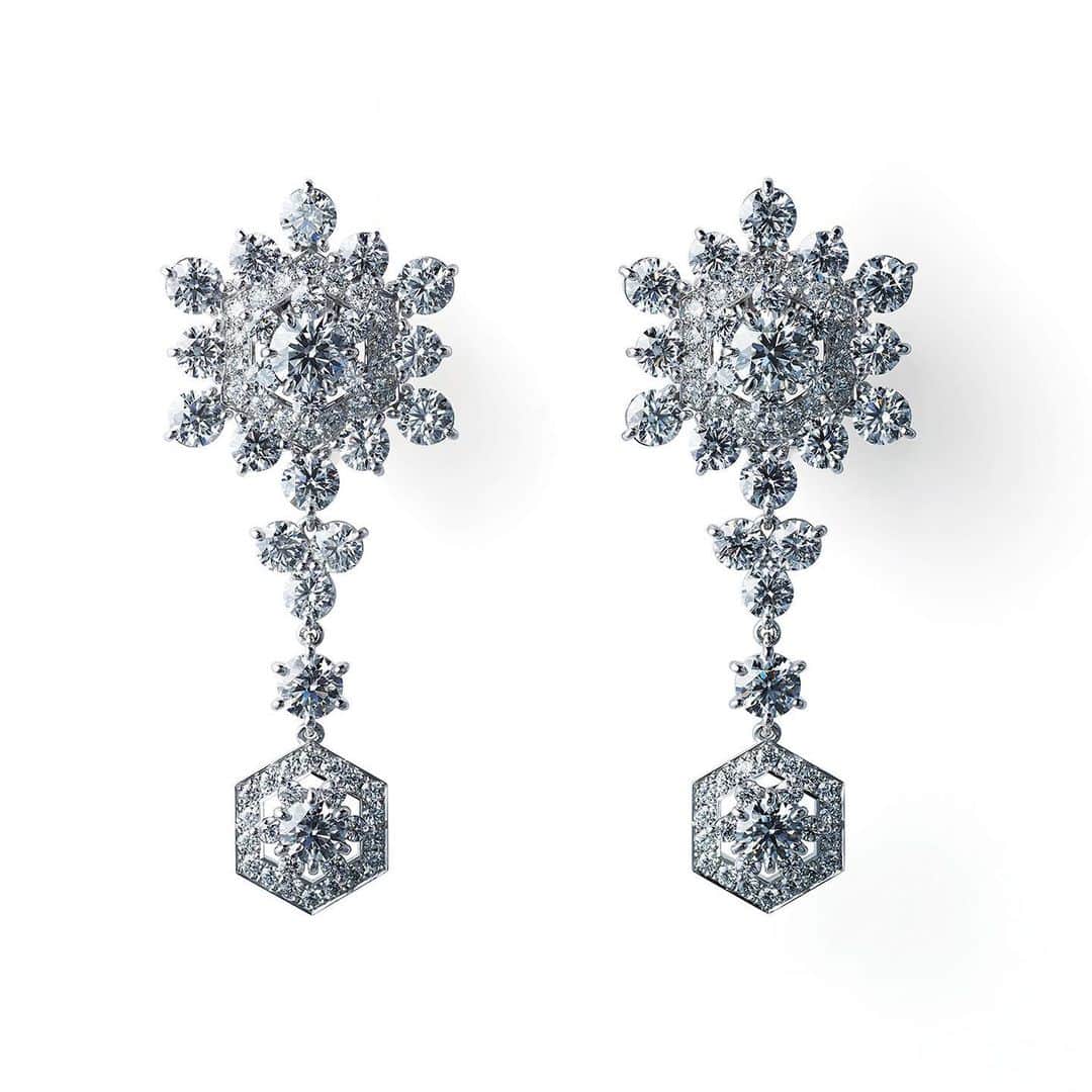 NIWAKAのインスタグラム：「White gold and diamond earrings from our HANAYUKI collection. Inspired by the brilliance of pure white snow, sparkling in the sun. #18kWhitegold #Diamonds #Niwaka #NiwakaCollections #俄 #FineJewelry #VanityFair #RedCarpet #earrings」